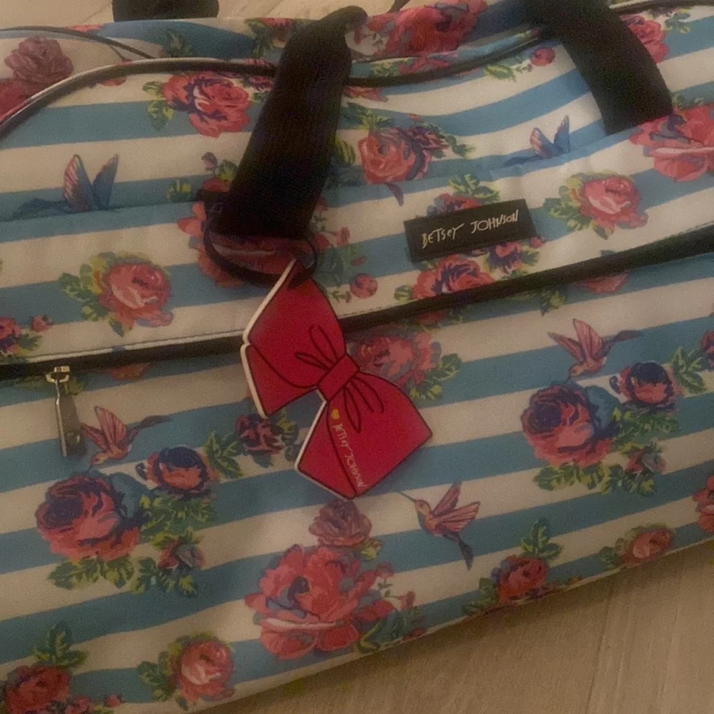๐ Airport luggage Betsey Johnson Weekender Roller Carry on Pink Floral Travel - Picture 3 of 9